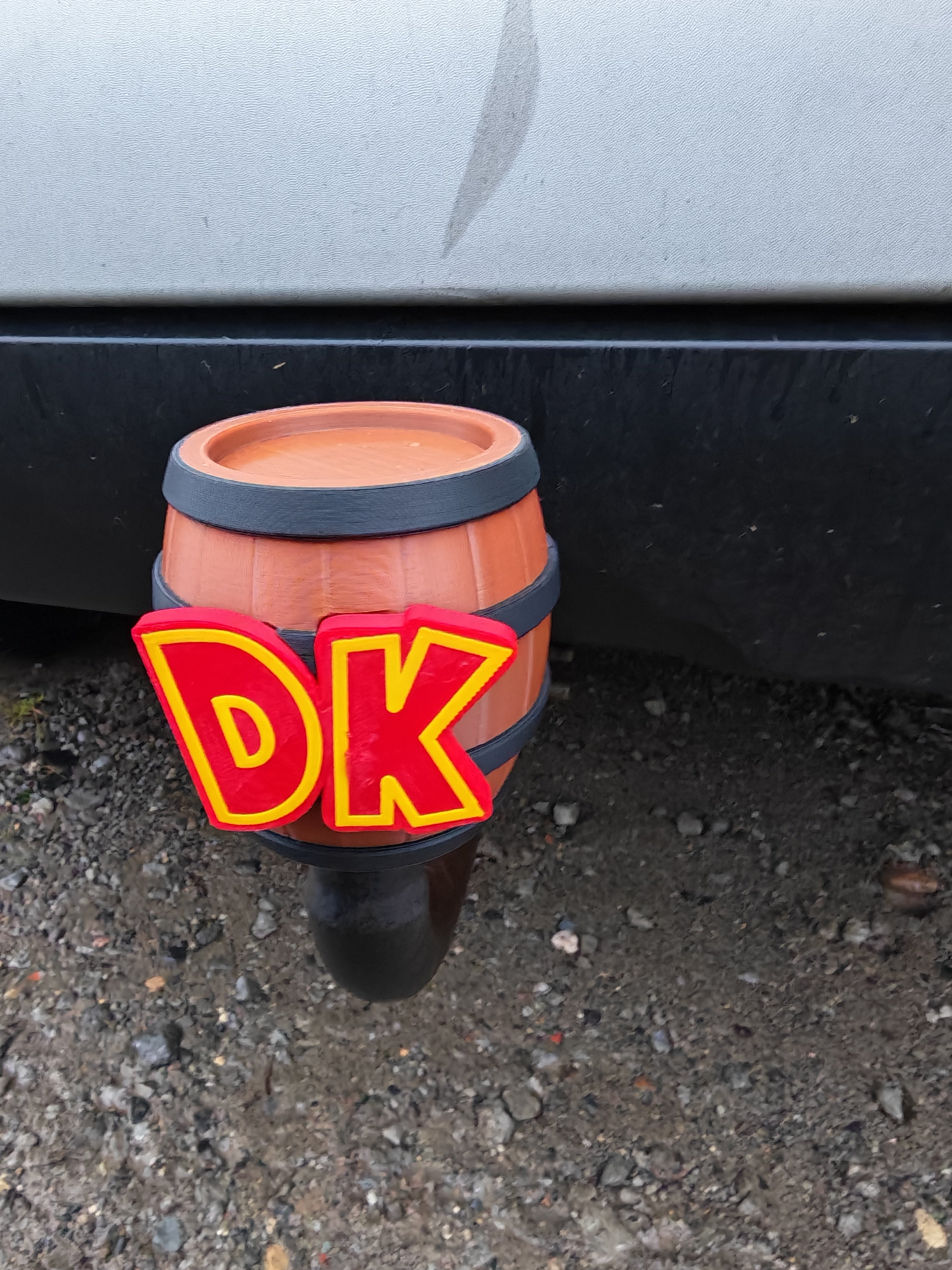 Cache-Attelage “Tonneau Rétro” – Accessoire Auto Fun Style Jeux Vidéo – Impression 3D Artisanale