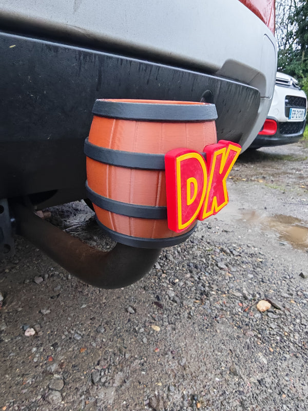 Cache-Attelage “Tonneau Rétro” – Accessoire Auto Fun Style Jeux Vidéo – Impression 3D Artisanale